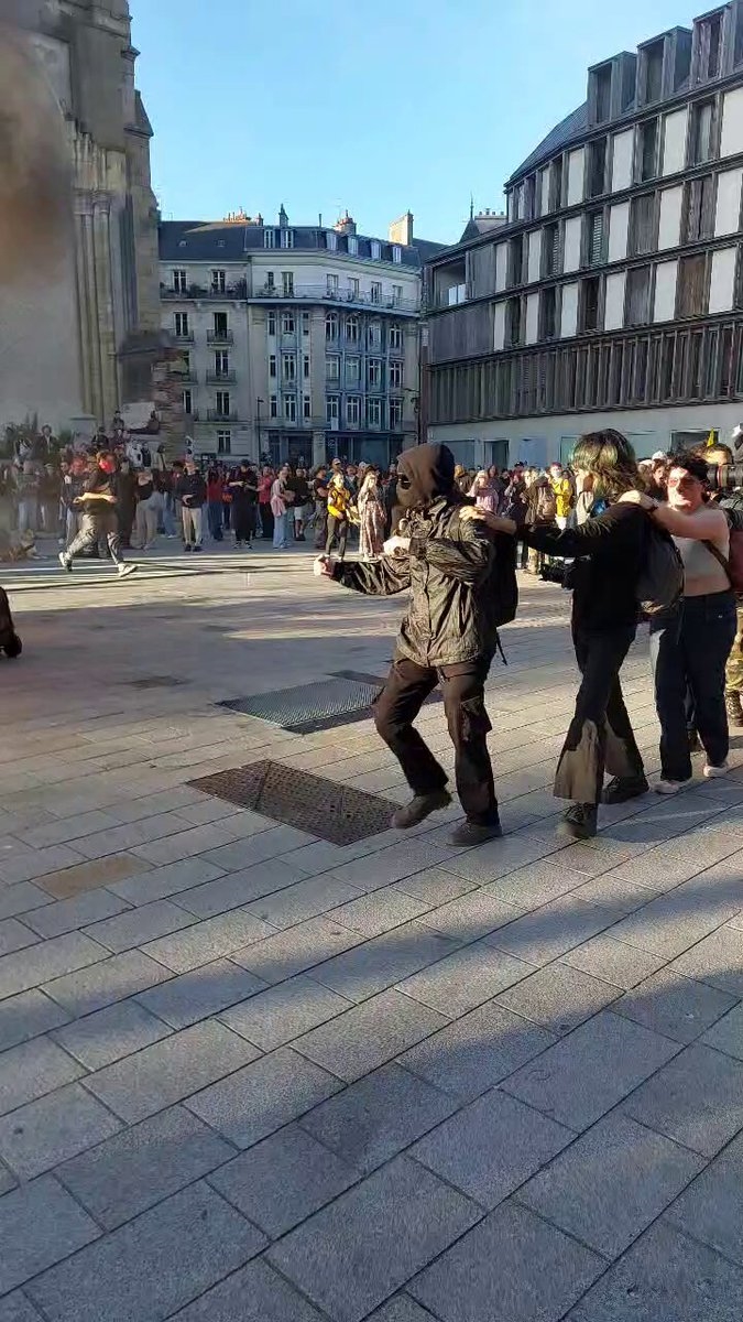 https://rehost.diberie.com/Rehost?size=min&url=https://pbs.twimg.com/ext_tw_video_thumb/1800239953084911616/pu/img/v2Az0f8qLnSZXQYQ.jpg&hfr-url-data=https%3A%2F%2Fvideo.twimg.com%2Fext_tw_video%2F1800239953084911616%2Fpu%2Fvid%2Favc1%2F720x1280%2FfbXuZe3e_IsjYQQv.mp4%3Ftag%3D12&hfr-media-type=video%2Fmp4
