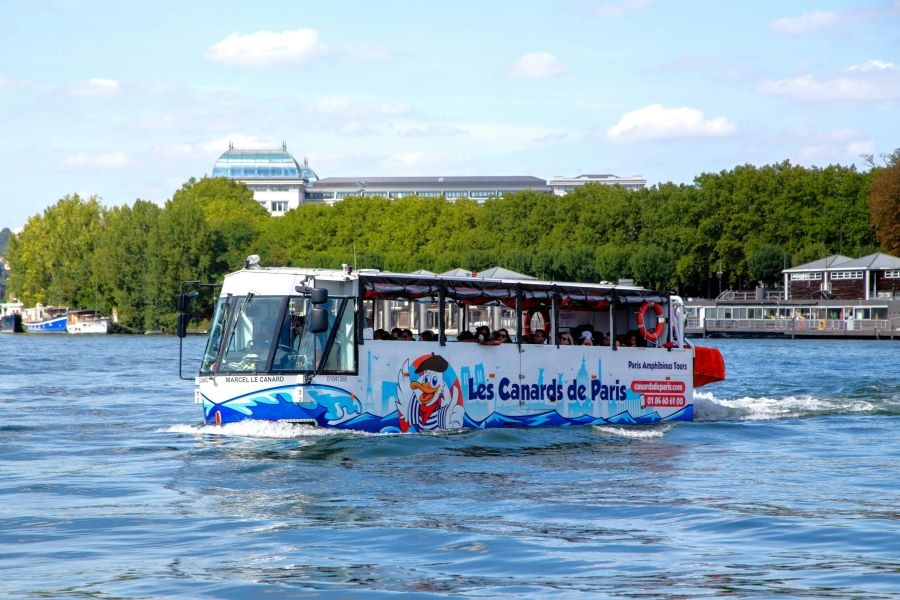 https://rehost.diberie.com/Rehost?url=https://www.familinparis.fr/wp-content/uploads/2025/06/%C2%A9Les-Carnards-de-la-Seine-1.jpg