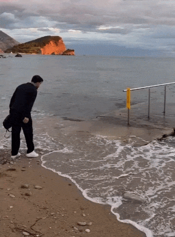 20260927-174256-323269bb-a5ec-4920-9efd-7033368f6823.384.pic.gif